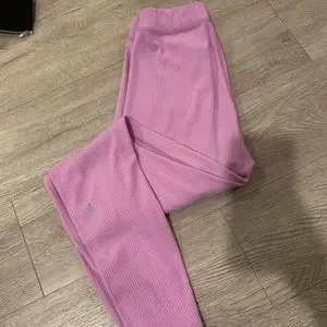 【新品未使用タグ付き‼️】alo yoga pink XSサイズ m_6349f55a2fbf1a9357a01535.jpg